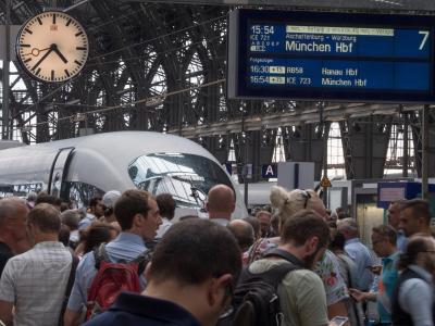 Überfüllt: Der Frankfurter Hauptbahnhof nach der Einstellung des Zugverkehrs. Frankfurter Hauptbahnhof