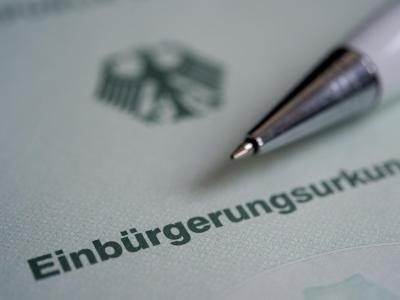 In Deutschland behalten sechs von zehn Eingebürgerten ihre alte Staatsbürgerschaft. Einbürgerungsurkunde
