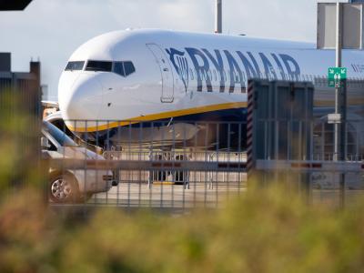 Lahmgelegt: Eine Ryanair-Maschine steht auf dem Gelände des Flughafens Bremen. Ryanair-Maschine