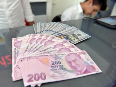 Ein Mitarbeiter einer Wechselstube in Ankara zeigt türkische Lira und US-Dollar. Wechselstube in Ankara