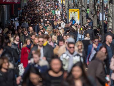 Belebte Königstraße in Stuttgart: Ende 2017 lebten 82,8 Millionen Menschen in Deutschland. Königstraße in Stuttgart