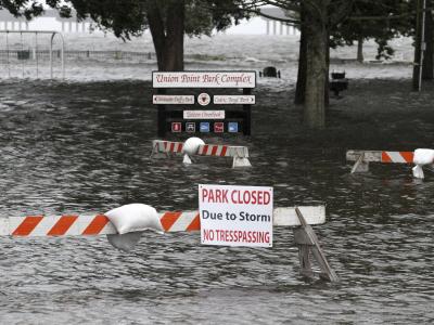 Ein Park in New Bern im US-Bundesstaat North Carolina steht nach einer Strumflut unter Wasser. Park in New Bern unter Wasser
