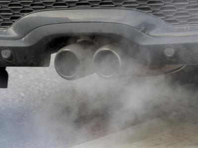 Abgase von älteren Dieselfahrzeugen sollen sauberer werden. Abgase