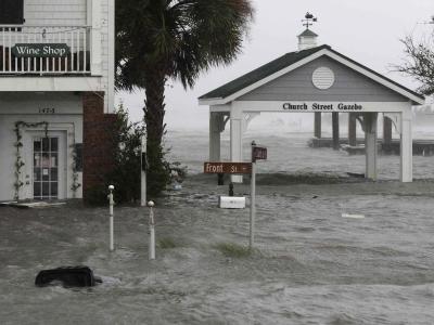 Sturm und Wasser umtosen die Gebäude, in der Innenstadt von Swansboro N.C. Hurrikan «Florence»