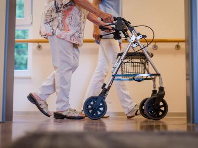 Angesichts steigender Kosten für die Altenpflege fordern Deutschlands Arbeitgeber die Koalition zum längerfristigen Maßhalten bei den Sozialbeiträgen auf. Pflege