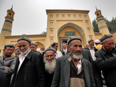 Muslimische Männer der Uiguren kommen aus der Id Kah Moschee nach den Freitagsgebeten. Uiguren in Xinjiang