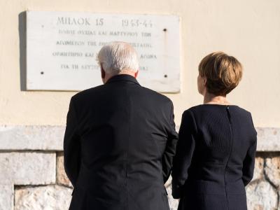 Bundespräsident Frank-Walter Steinmeier und seine Frau Elke Büdenbender bei einem Besuch des ehemaligen Konzentrationslagers Chaidari westlich von Athen. Gedenken