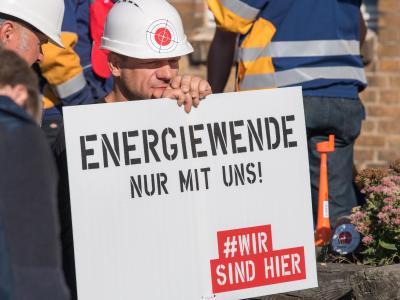 Ein Demonstrant hält vor der Sitzung der Kohlekommission ein Schild mit der Aufschrift «Energiewende nur mit uns!». Sitzung der Kohlekommission in der Lausitz