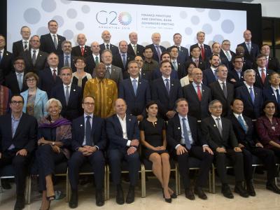 Teilnehmer der IWF-Tagung auf Bali kommen zum Gruppenfoto zusammen. In der ersten Reihe Bundesbank-Chef Jens Weidmann (3.v.l.) und Bundesfinanzminister Olaf Scholz (4.v.l.). Gruppenfoto
