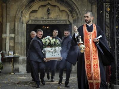 Der Sarg der ermordeten Fernsehjournalistin Wiktorija Marinowa wird aus der Kathedrale Sweta Troiza in Russe getragen. Beerdigung in Russe