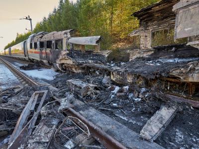 Ausgebrochen war das Feuer im ersten Waggon nach dem hinteren Triebwagen, dann sprang es auf das Zugende über. Ausgebrannte Wagons