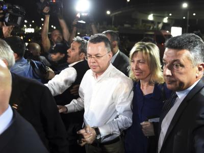 US-Pastor Andrew Brunson (3.v.r) und seine Frau Norine Brunson kommen am Flughafen Izmir-Adnan Menderes an. Nach seiner Freilassung durch ein türkisches Gericht hat der amerikanische Pastor Brunson die Türkei verlassen. US-Pastor Brunson