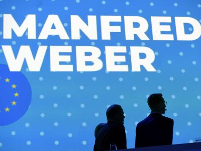 Die Silhouetten der beiden konkurrierenden Kandidaten für die Leitung der EVP, Alexander Stubb (r) aus Finnland und Manfred Weber aus Deutschland, auf dem Kongress der Europäischen Volkspartei. Kongress der EVP in Helsinki