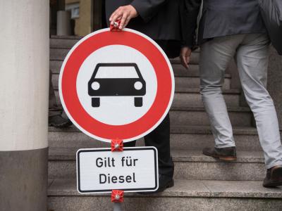 Ein «Durchfahrt verboten»-Schild mit dem Zusatz «Gilt für Diesel». Auch Köln droht ein Fahrverbot für Diesel-Fahrzeuge. Dieselfahrverbot