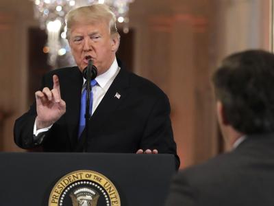 Bei der Pressekonferenz von Trump ist es erneut zu einem Eklat mit den Medien gekommen: Trump zettelte auf offener Bühne einen handfesten Streit mit dem CNN-Reporter Jim Acosta an. Pressekonferenz