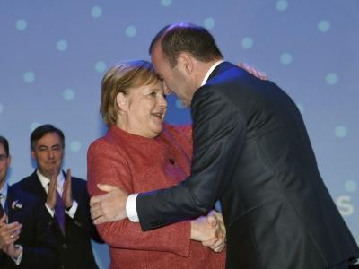 Glückwünsche: Der gewählte Spitzenkandidat für die Europawahl, Manfred Weber, umarmt Kanzlerin Merkel. Gratulation