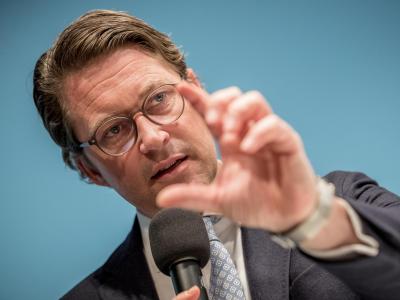 Als einziger Vorstandsvorsitzender der drei großen deutschen Autokonzerne kam Daimler-Chef Dieter Zetsche zu dem Treffen mit Scheuer. Andreas Scheuer