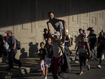 Während Tausende Mittelamerikaner auf dem Weg Richtung USA sind, hat US-Präsident Trump eine Verschärfung des Asylrechts angekündigt. Migranten in Mexiko