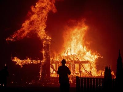 Im Ort Paradise steht ein Gebäude lichterloh in Flammen. Buschfeuer in Nordkalifornien