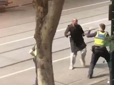 Das Standbild aus einem Video zeigt den Angreifer, der mitten in Melbourne mit einem Messer auf einen Polizisten losgeht. Attacke in Melbourne
