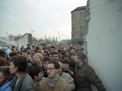 DDR-Bürger strömen durch den neuen Grenzübergang an der Bernauer Straße in den Westteil Berlins. Grenzübergang