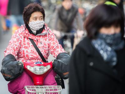Schals und Atemmasken gehören in Peking mittlerweile zum Stadtbild. Atemmasken