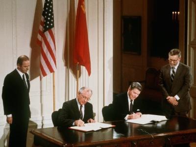 Der damalige sowjetische Parteichef Michail Gorbatschow (l) und der damalige US-Präsident Ronald Reagan unterzeichnen im Dezember 1987 in Washington den INF-Vertrag. Vertragsunterzeichnung