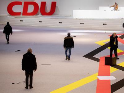 Schwarz-rot-goldener Zickzack: Vorbereitungen für den 31. CDU-Parteitag in Hamburg. Vorbereitungen