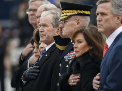 George W. Bush (4.v.r.), ehemaliger Präsident der USA, und weitere Mitglieder der Bush-Familie erweisen dem verstorbenen ehemaligen US-Präsidenten George H.W. Bush die letzte Ehre. George W. Bush