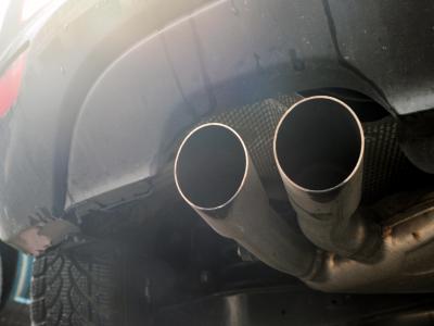 Der Kraftstoffverbrauch hängt direkt mit dem Ausstoß des klimaschädlichen Kohlendioxids (CO2) zusammen. Autoauspuff