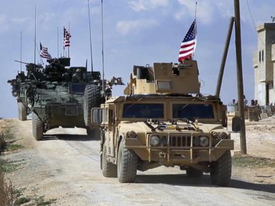 US-Truppen mit gepanzerten Fahrzeugen gehen in den Außenbezirken der Stadt Manbidsch in Stellung. US-Truppen in Syrien