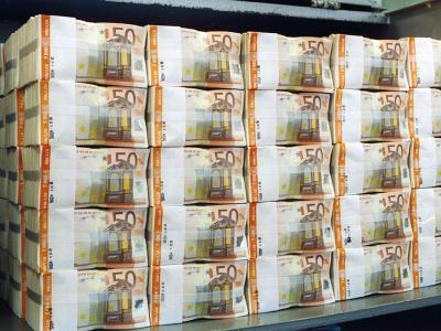 Seit Ausbruch der Finanzkrise 2008 sparten die deutschen Finanzminister insgesamt 368 Milliarden Euro durch die Niedrigzinsen. Banknoten