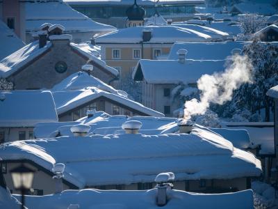 Die heftigen Schneefälle der vergangenen Tage halten in Südbayern weiter die Einsatzkräfte in Atem und neuer Schnee ist bereits im Anmarsch. Winterwetter in Berchtesgaden