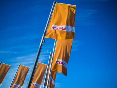 Der CDU-Vorstand geht am Sonntag und Montag in Brandenburgs Landeshauptstadt Potsdam in Klausur. CDU-Flaggen