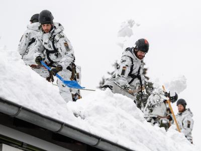 Einsatzkräfte der Bundeswehr befreien das Dach der Straßenmeisterei in Wolfratshausen von Schneemassen. Einsatz auf Dach