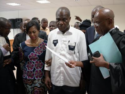 Oppositionskandidat Martin Fayulu (M) legt beim Verfassungsgericht in Kinshasa offiziell Einspruch gegen die Ergebnisse der Wahlkommission ein. Martin Fayulu