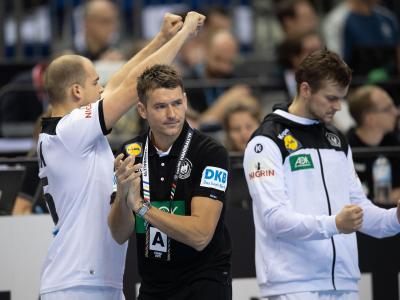 Deutschlands Trainer Christian Prokop (M) jubelt über den Sieg seiner Mannschaft gegen Brasilien. Zweiter Vorrundensieg für Deutschland