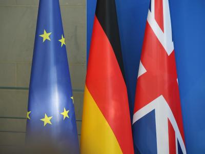 Noch immer sind die genauen Modalitäten des Brexit ungeklärt. Fahnen-Trio