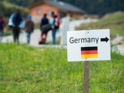 Ein Schild weist Flüchtlingen im Herbst 2015 den Weg zur deutschen Grenze. Oktober 2015