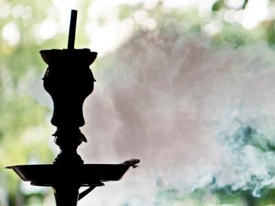 Rauch steigt in einer Shisha-Bar aus einer Wasserpfeife. Wasserpfeife