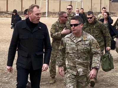 Der amtierende US-Verteidigungsminister Patrick Shanahan (l) trifft in Kabul mit General Austin Scott Miller, dem Oberkommandierenden der Nato- und US-Streitkräfte, zusammen. US-Verteidigungsminister in Kabul