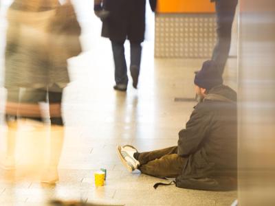 Bettler in Stuttgart. Die Grünen kritisieren, das BIP zeige nicht, wie sich die Einkommens- und Lebensverhältnisse in Deutschland unterschieden. Bettler in Stuttgart