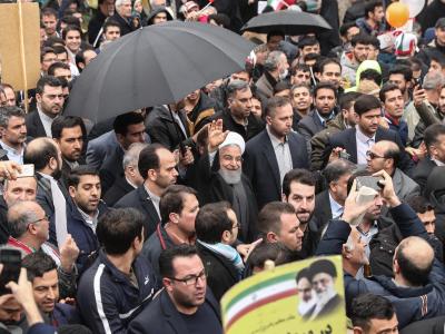 Präsident Hassan Ruhani winkt bei seiner Ankunft zur Großkundgebung in Teheran. Großkundgebung