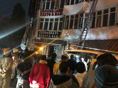 Feuerwehreinsatz am Hotel Arpit Palace in Neu-Delhis zentralem Stadtteil Karol Bagh. Feuerwehreinsatz