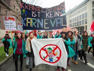 «Krankenhaus ist kein Karneval»: Mitarbeiter der Unikliniken demonstrieren in Düsseldorf. Protest