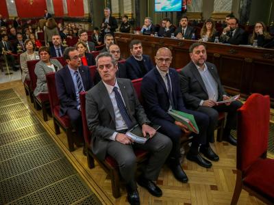 Zwölf Anführer der Unabhängigkeitsbewegung sitzen auf der Anklagebank in Madrid. Angeklagte