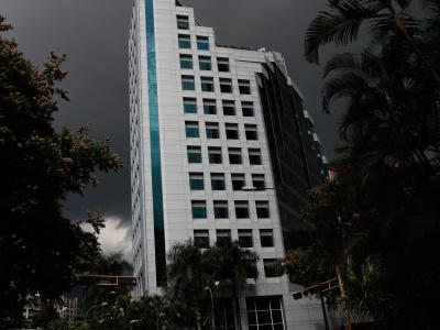 Von dunklen Gewitterwolken umgeben: Das Gebäude der deutschen Botschaft in Caracas. Deutsche Botschaft