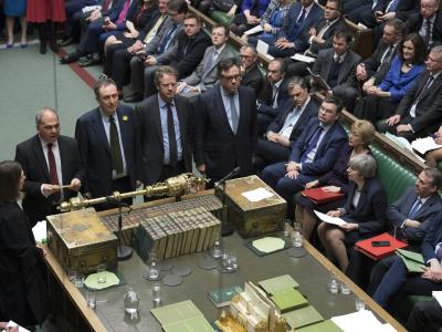 Theresa May (vorne, 3.v.r.) verfolgt das Ergebnis der Abstimmung im Unterhaus. Britisches Parlament