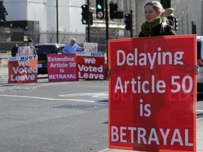 Pro-Brexit-Demonstranten vor dem britischen Parlament: «Verschieben des Artikel 50 ist Betrug». Der Artikel regelt den Austritt eines Landes aus der EU. Für den Brexit
