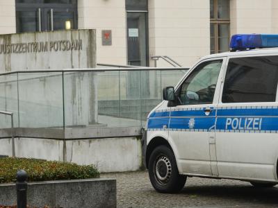 Nach einer Bombendrohung von Rechtsextremisten steht ein Polizeifahrzeug am Justizzentrum Potsdam. Justizzentrum Potsdam